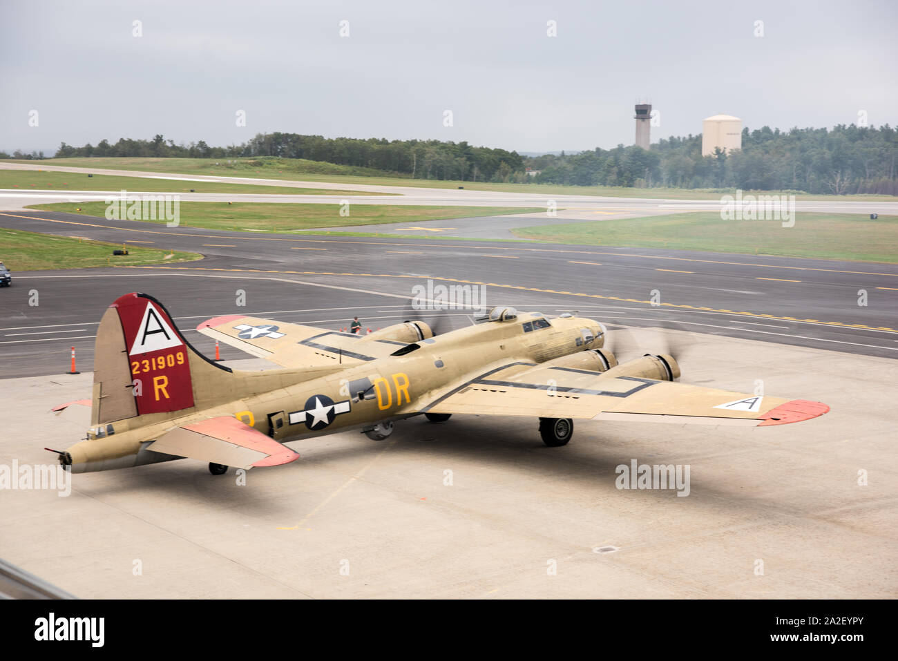 Collings Foundation's B-17G Flying Fortress, Nine-O-nine, à Worcester Regional Airport pour les ailes de la liberté l'événement. Banque D'Images