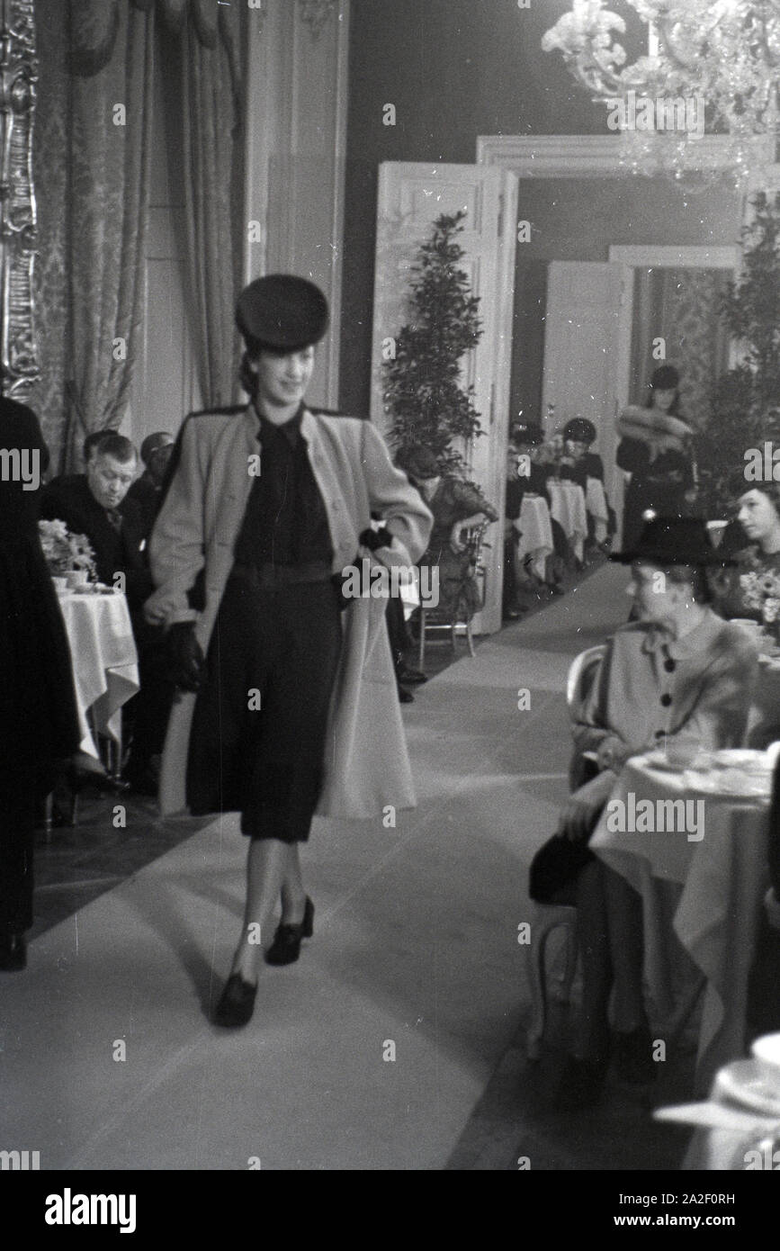 Anlässlich der Wiener Modewoche im Haus der Mode ' palais Lobkowitz' präsentiert ein auf dem Laufsteeg Modèle einen Wintermantel, Deutschland 1940er Ja Banque D'Images