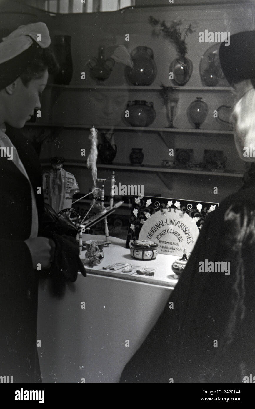 Besucher der Wiener Modewoche, im Haus der Mode 'palais Lobkowitz', vor einem Schaukasten mit Kunsthandwerk ungarischem ; Deutschland 1940er Jahre. Vis Banque D'Images