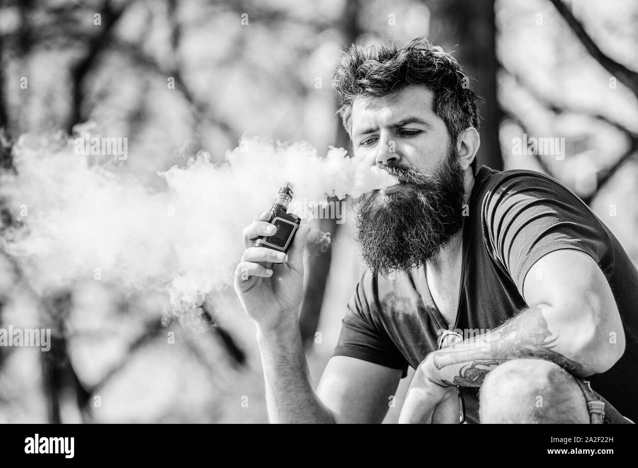 La scurit de la sant et de la toxicomanie. L'inhalation de vapeurs. man  smoking e-cigarette. Mle brutal barbus fumeurs de cigarettes  lectroniques. Hipster mature avec la hanche de barbe Photo Stock -