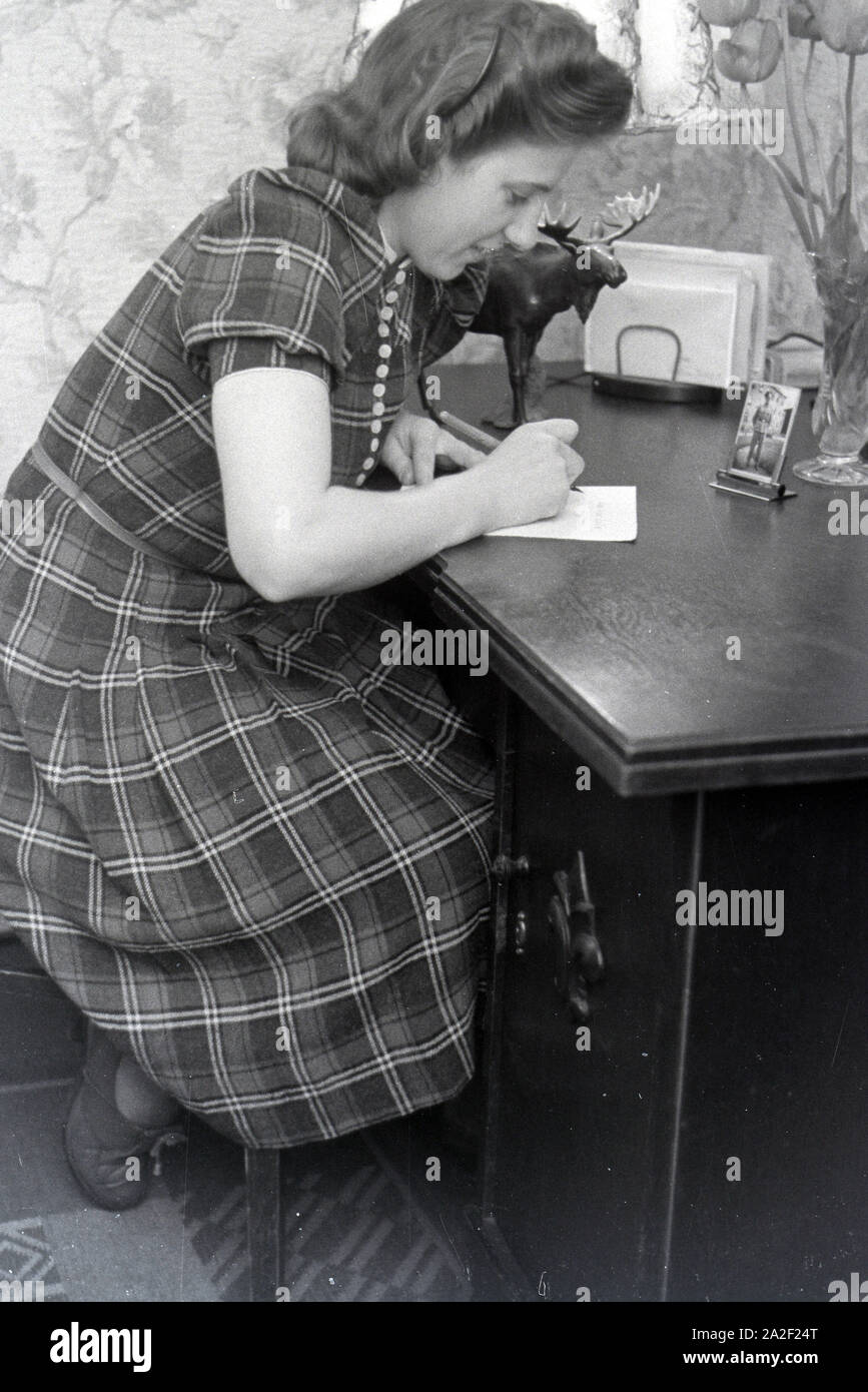 Die Weltmeisterin Anni in Ihrem Schreibtisch un Kapell, Deutsches Reich 1941. Champion du monde Anni Kapell à son bureau, Allemagne 1941 Banque D'Images