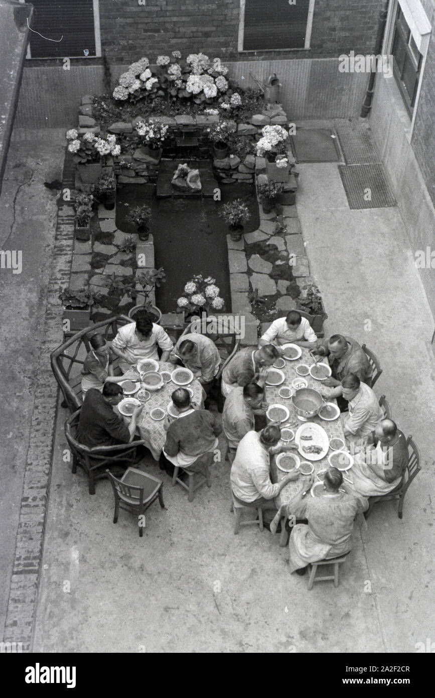 Speisung der Angestellten des Musterbetriebs Wilhelm Plum à München Gladbach, Deutsches Reich 1941. L'alimentation des employés de la plante modèle aléas Banque D'Images