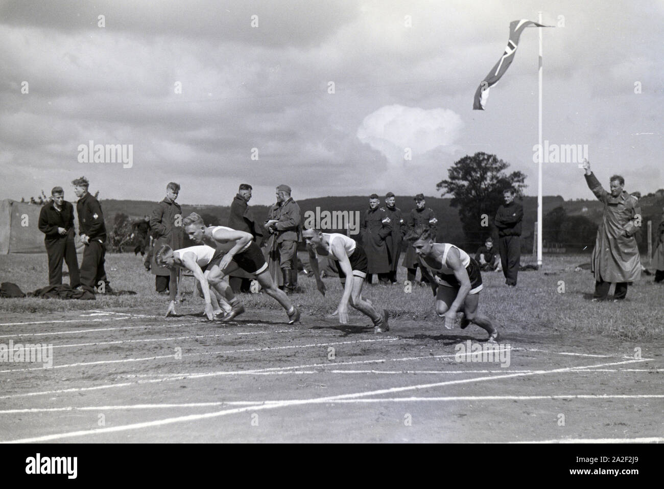 Und Schüler der Ausbilder Napola un Sportwettkampf Naumburg, Deutsches Reich 1941. Des écoliers et des instructeurs de la Naumburg NaPolA lors d'une compétition sportive, Allemagne 1941. Banque D'Images