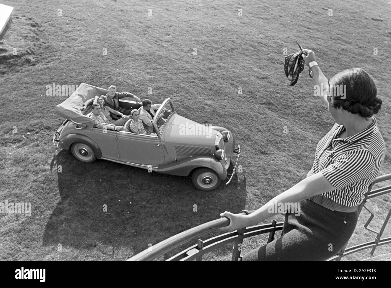 Junge leute bei einem Ausflug mit den Cabrios auf den Berg im Mittleren Schwarzwald Brend, Deutschland 1930 er Jahre. Les jeunes sur un voyage avec leur camion sur la colline de Brend la Forêt-Noire, Allemagne 1930. Banque D'Images