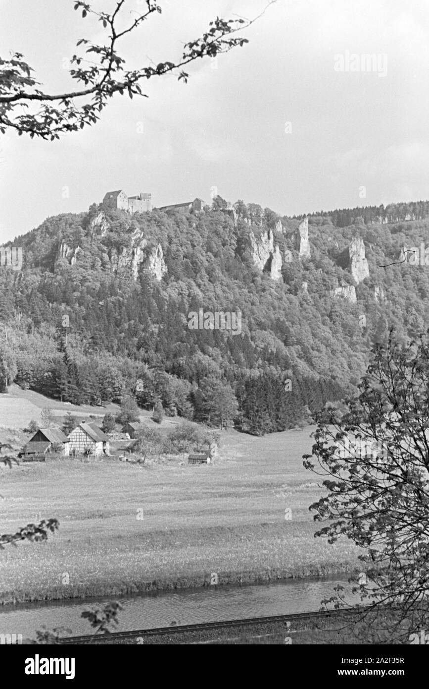 Idylllisch gelegene Eine Kleine Ortschaft im Schwarzwald, Deutschland 1930er Jahre. Un petit village niché dans un cadre idyllique de la vallée de la Forêt-Noire, Allemagne 1930. Banque D'Images