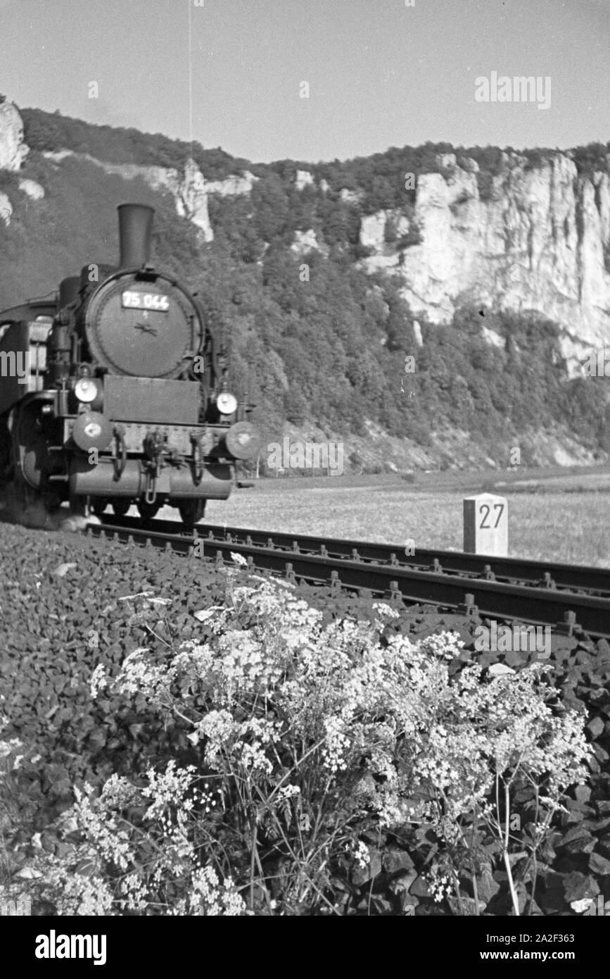 Idylllisches Schwarzwaldpanorama mit einem durch das Tal fahrenden Zug, Deutschland 1930 er Jahre. Superbe vue panoramique sur la Forêt-Noire avec un train roulant à travers la vallée, Allemagne 1930. Banque D'Images