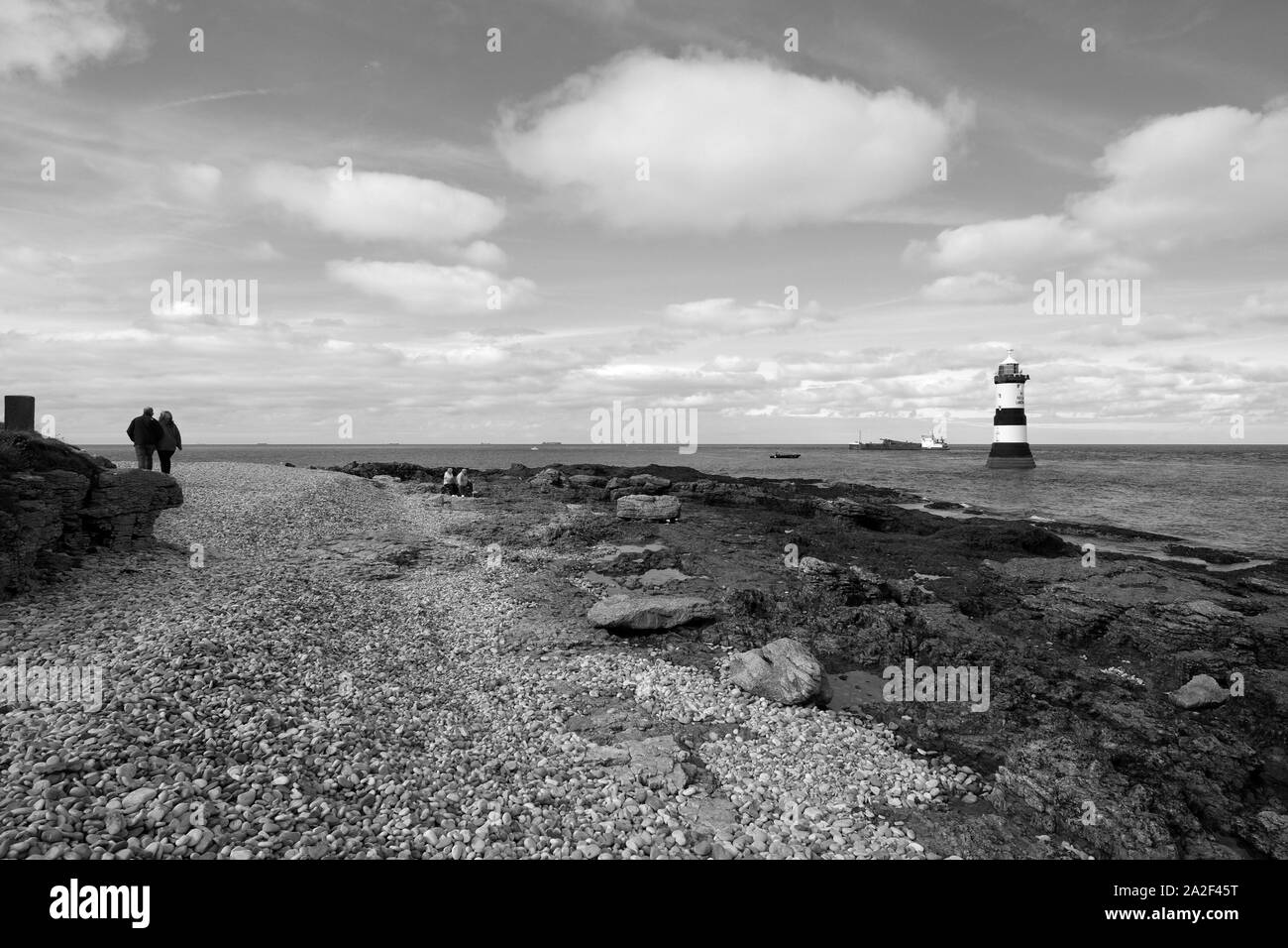 L'extrémité orientale de Rivier montrant le passage entre la rive et l'île de macareux contenant Penmon lighthouse Banque D'Images