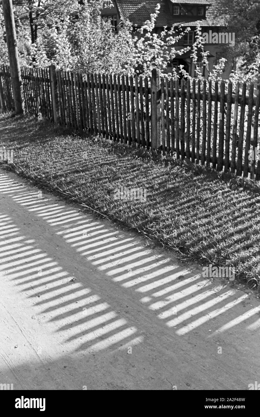 Beim Promenade en Freudenstadt im Schwarzwald, Deutschland 1930 er Jahre. Sur une promenade à travers Freudenstadt, dans la Forêt-Noire, Allemagne 1930. Banque D'Images