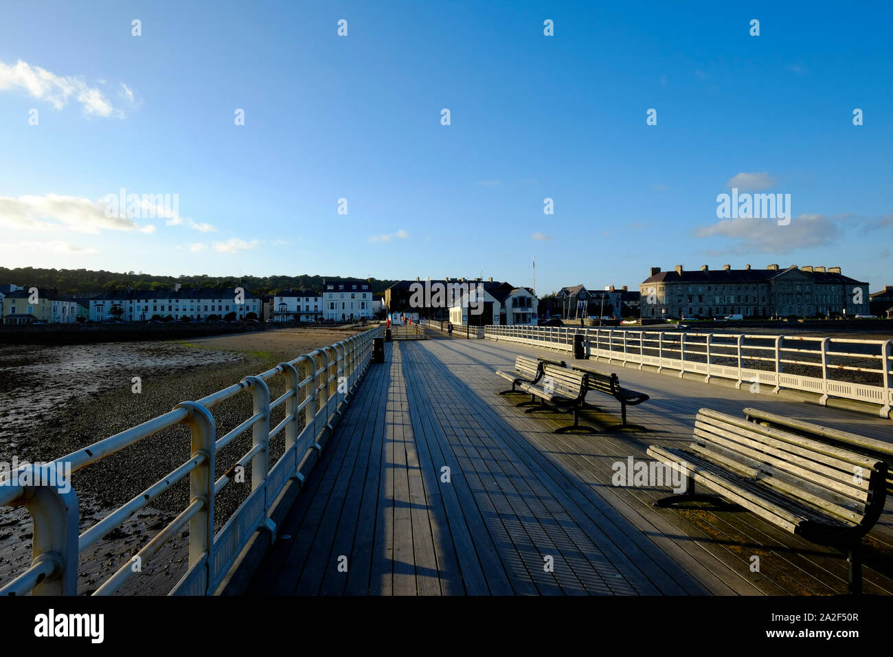 Vue depuis le quai de Beaumaris à Anglesea, vers la ville du côté de la terre Banque D'Images