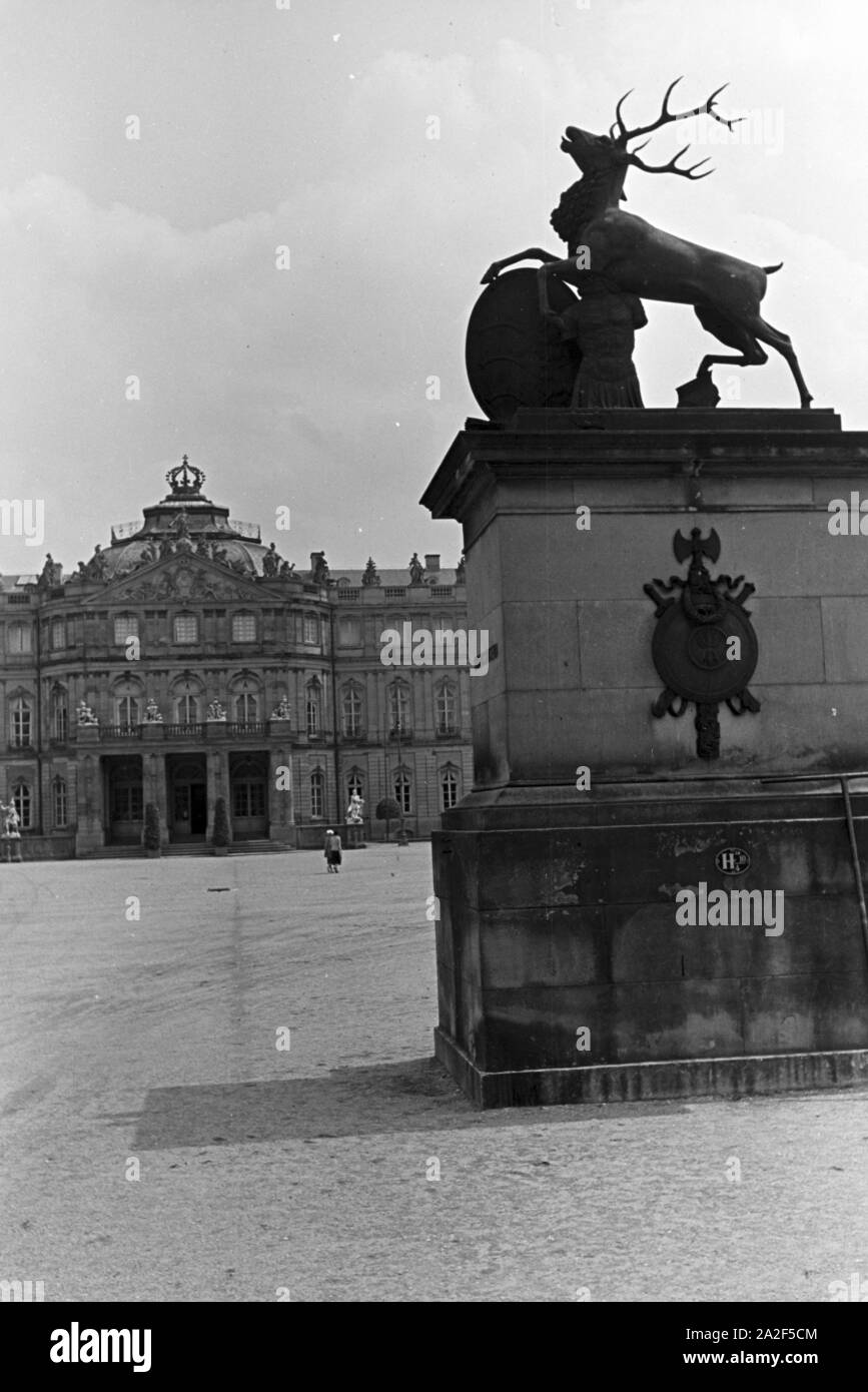 Das Neue Schloss à Stuttgart mit der Statue eines Hirsches, Wappentiere Würrtembergs, einem der Deutschland 1930 er Jahre. Le nouveau palais à Stuttgart et la statue, un de hart du Wurtemberg animaux héraldiques, Allemagne 1930. Banque D'Images