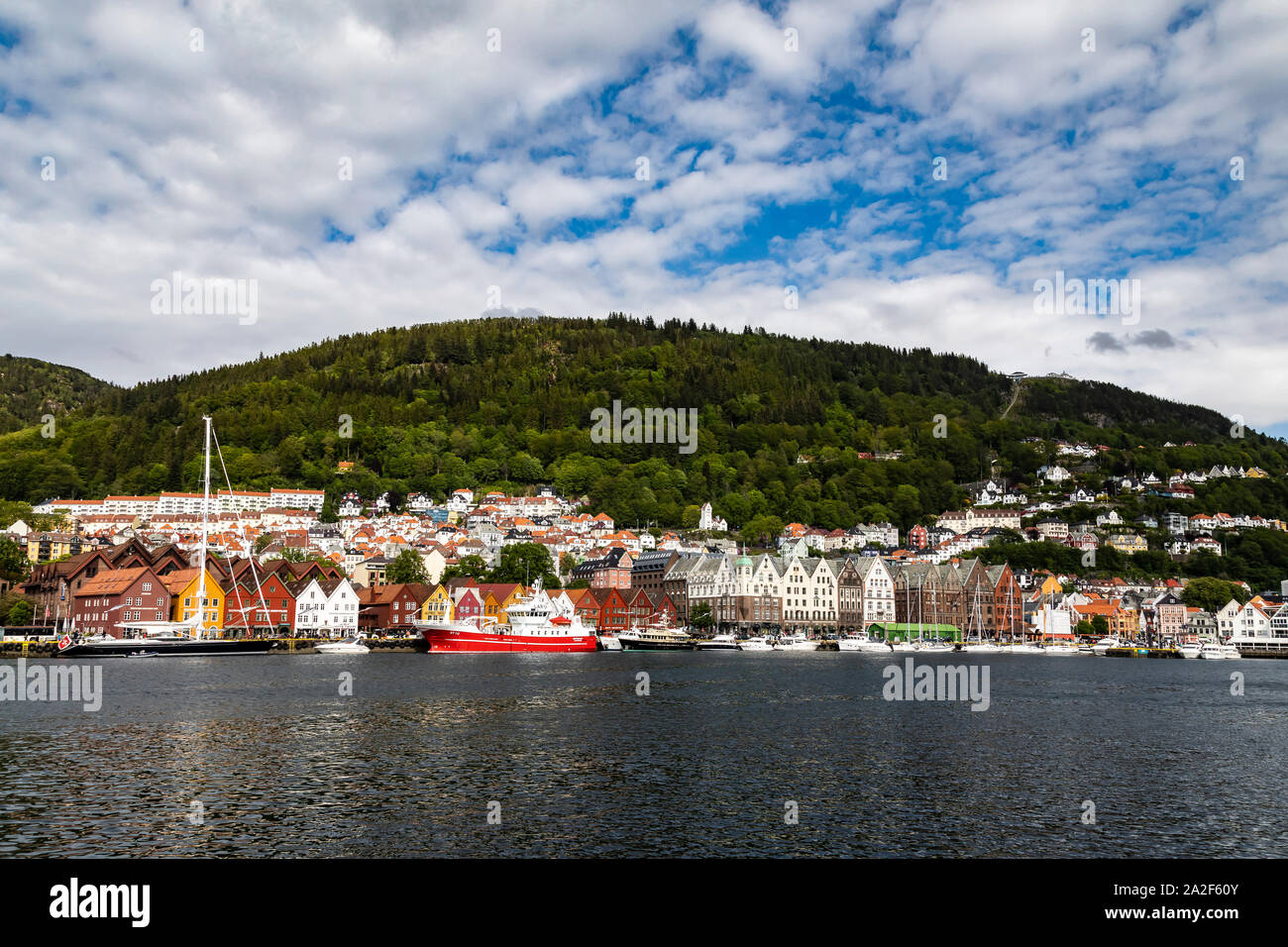 L'arrière-port de Bergen, Norvège. Divers bateaux amarrés en face de Bryggen, l'architecture de la protection de l'UNESCO dans cette vieille ville. Banque D'Images