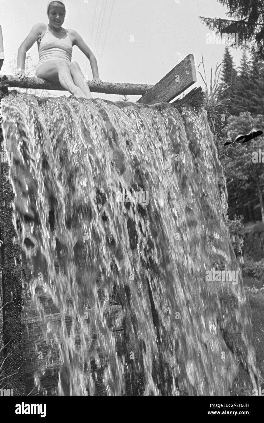 Im Luftkurort Im Schwimmbad Altensteig im Schwarzwald, Deutschland 1930er Jahre. Dans la piscine de la station thermale Altensteig dans la Forêt-Noire, Allemagne 1930. Banque D'Images