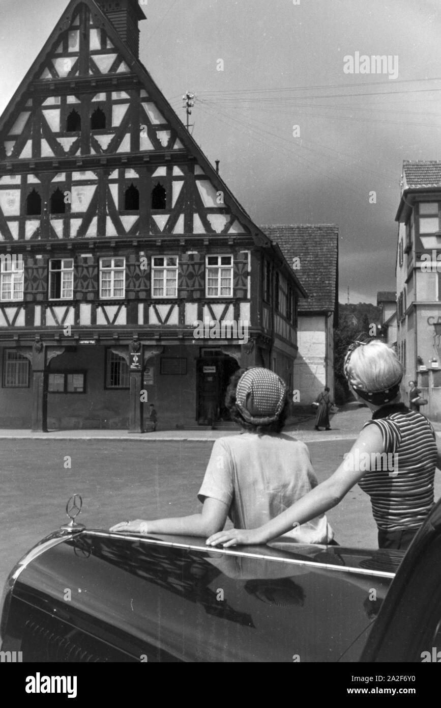 Zwei junge Frauen bei ihrer Ankunft dans Stuttgarter dem Stadtteil Uhlbach, 1930er Jahre Deutschland. Deux jeunes femmes arrivant dans Uhlbach, district de Stuttgart , Allemagne 1930. Banque D'Images