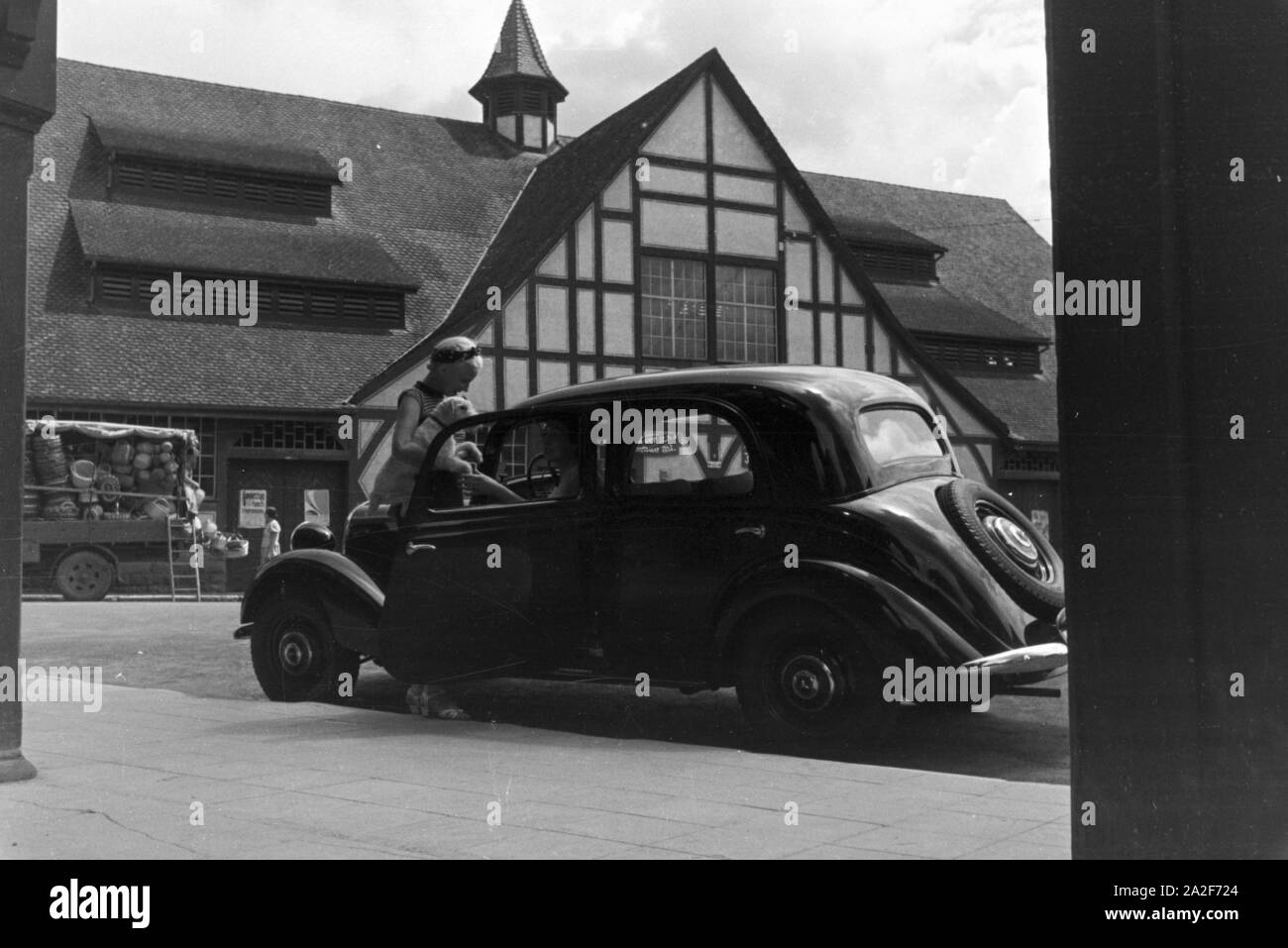 Zwei junge Frauen bei ihrer Ankunft dans Stuttgarter dem Stadtteil Uhlbach, 1930er Jahre Deutschland. Deux jeunes femmes arrivant dans Uhlbach, district de Stuttgart , Allemagne 1930. Banque D'Images