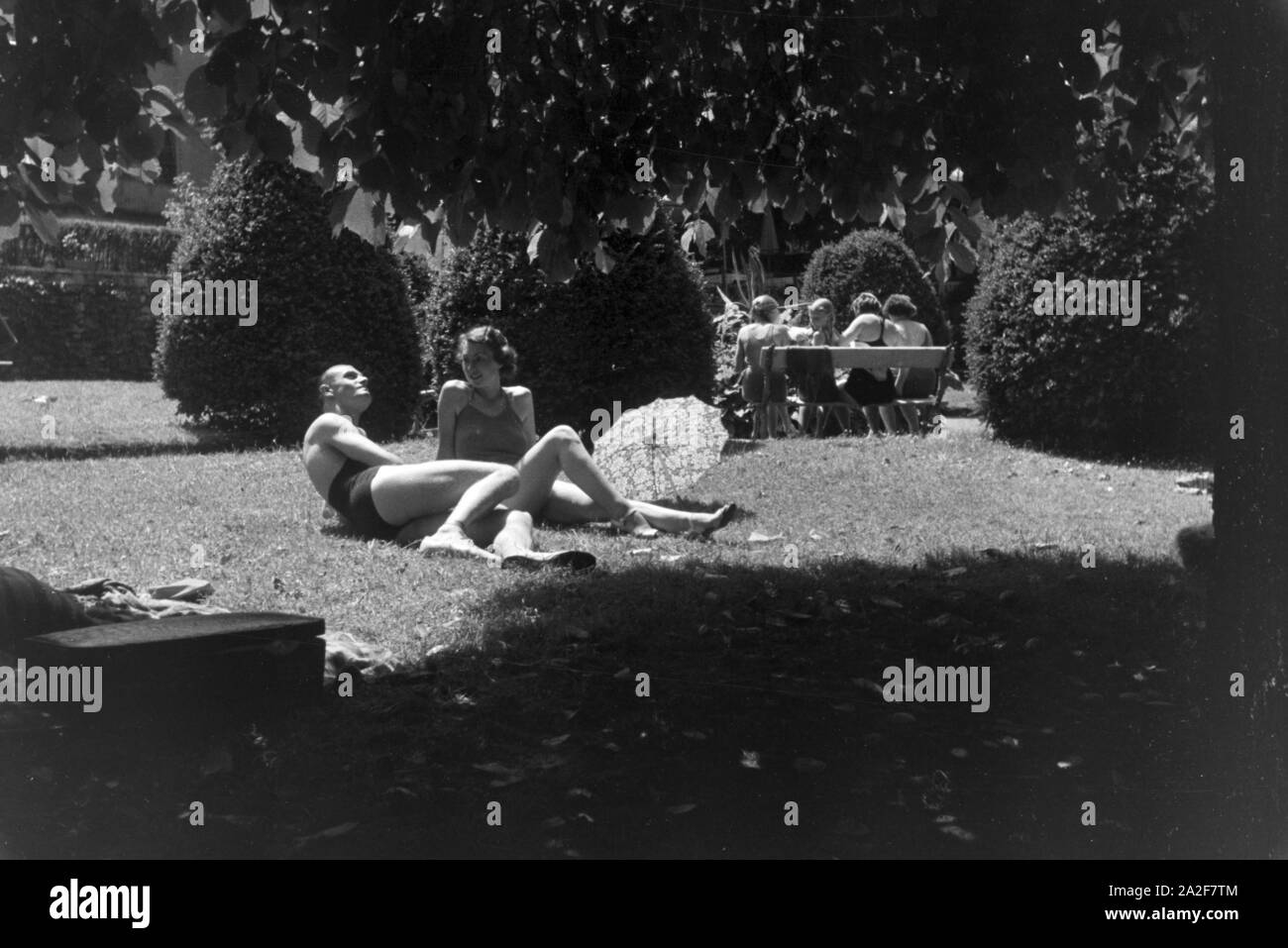 Dans un Badegäste Stuttgarter Freibad, Deutschland 1930er Jahre. Baigneurs dans une baignoire en plein air à Stuttgart, Allemagne 1930. Banque D'Images