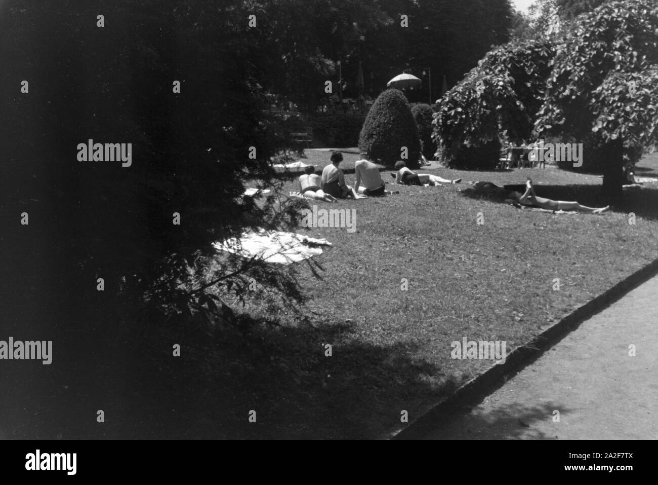 Dans un Badegäste Stuttgarter Freibad, Deutschland 1930er Jahre. Baigneurs dans une baignoire en plein air à Stuttgart, Allemagne 1930. Banque D'Images