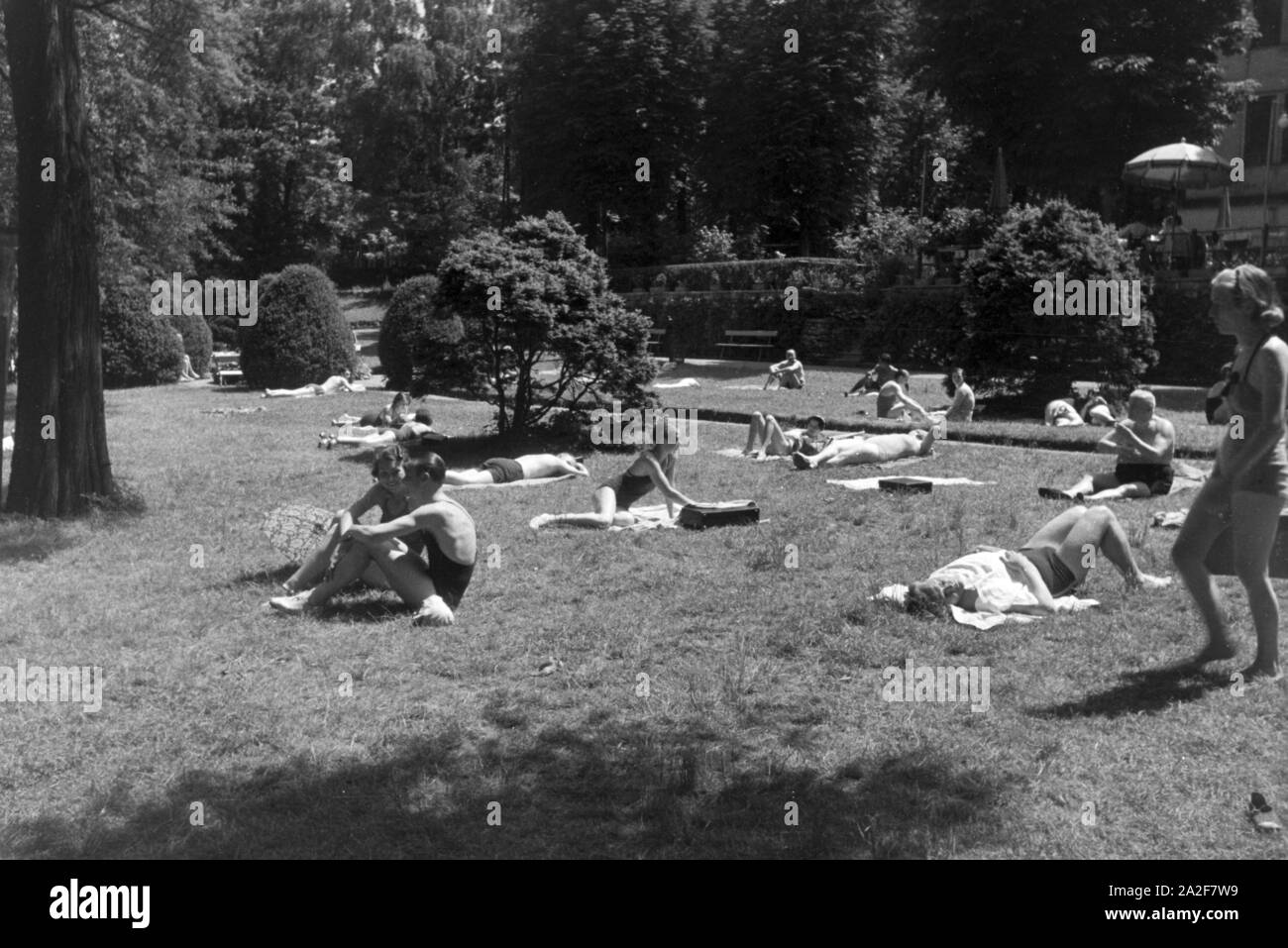 Dans un Badegäste Stuttgarter Freibad, Deutschland 1930er Jahre. Baigneurs dans une baignoire en plein air à Stuttgart, Allemagne 1930. Banque D'Images