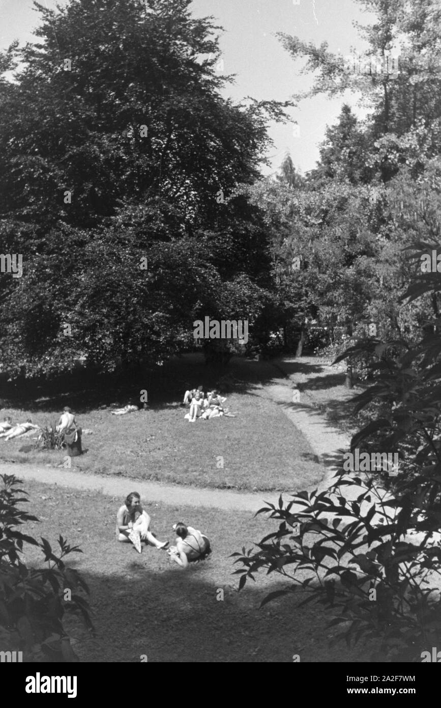Dans un Badegäste Stuttgarter Freibad, Deutschland 1930er Jahre. Baigneurs dans une baignoire en plein air à Stuttgart, Allemagne 1930. Banque D'Images