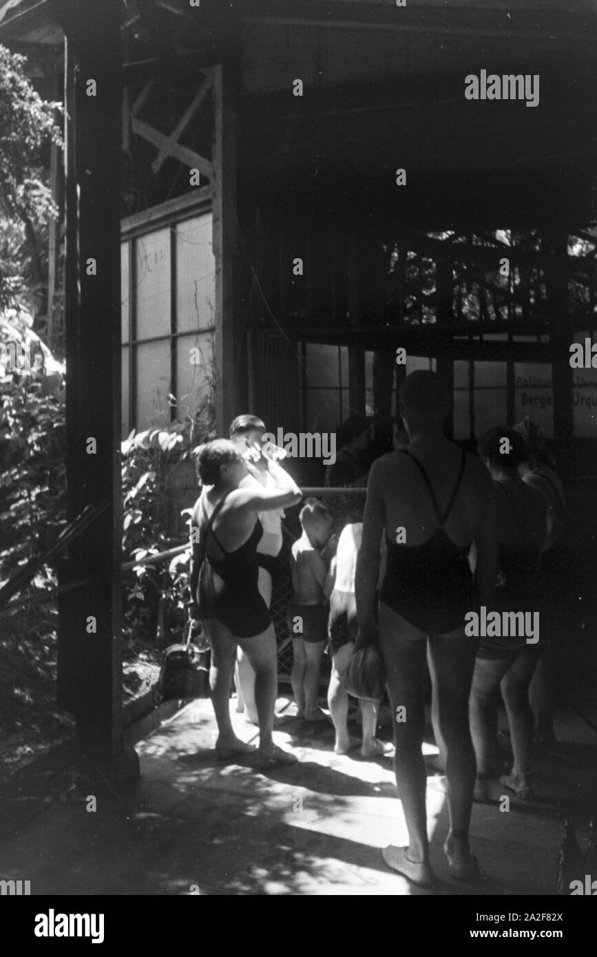 Dans un Badegäste Stuttgarter Freibad, Deutschland 1930er Jahre. Baigneurs dans une baignoire en plein air à Stuttgart, Allemagne 1930. Banque D'Images