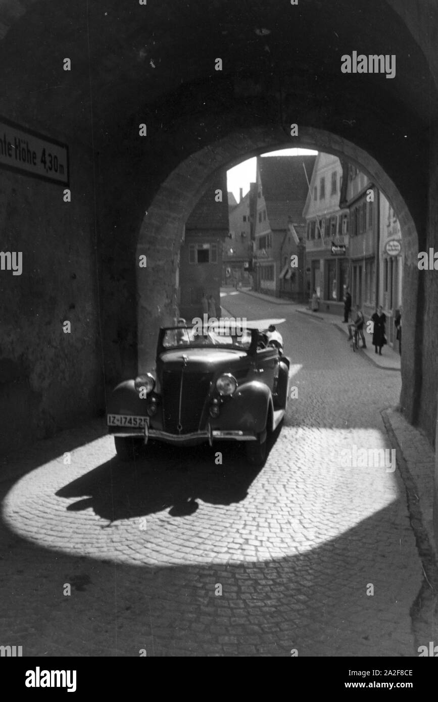 Fahrt mit dem Ford V8 durch den Beinsteiner Torturm à Waiblingen, Deutschland 1930 er Jahre. La conduite par les Beinsteiner Gate Tower à Waiblingen avec une Ford V8, l'Allemagne des années 1930. Banque D'Images