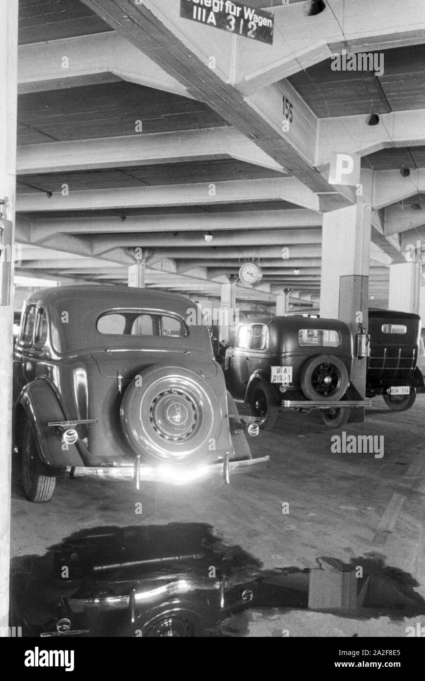 Parkende automobiles in einem Parkhaus à Stuttgart, Deutschland 1930er Jahre. Voitures stationnées dans un parking à Stuttgart, Allemagne 1930. Banque D'Images