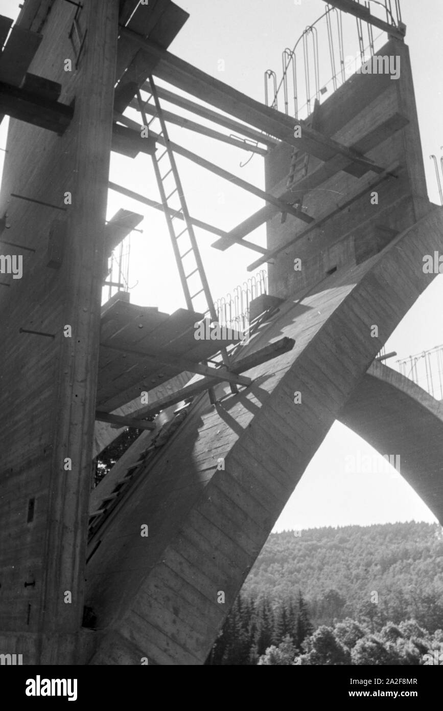Der Bau eines neuen Eisenbahnbrücke à Stuttgart, Deutschland 1930er Jahre. La construction d'un nouveau pont ferroviaire de Stuttgart, Allemagne 1930. Banque D'Images