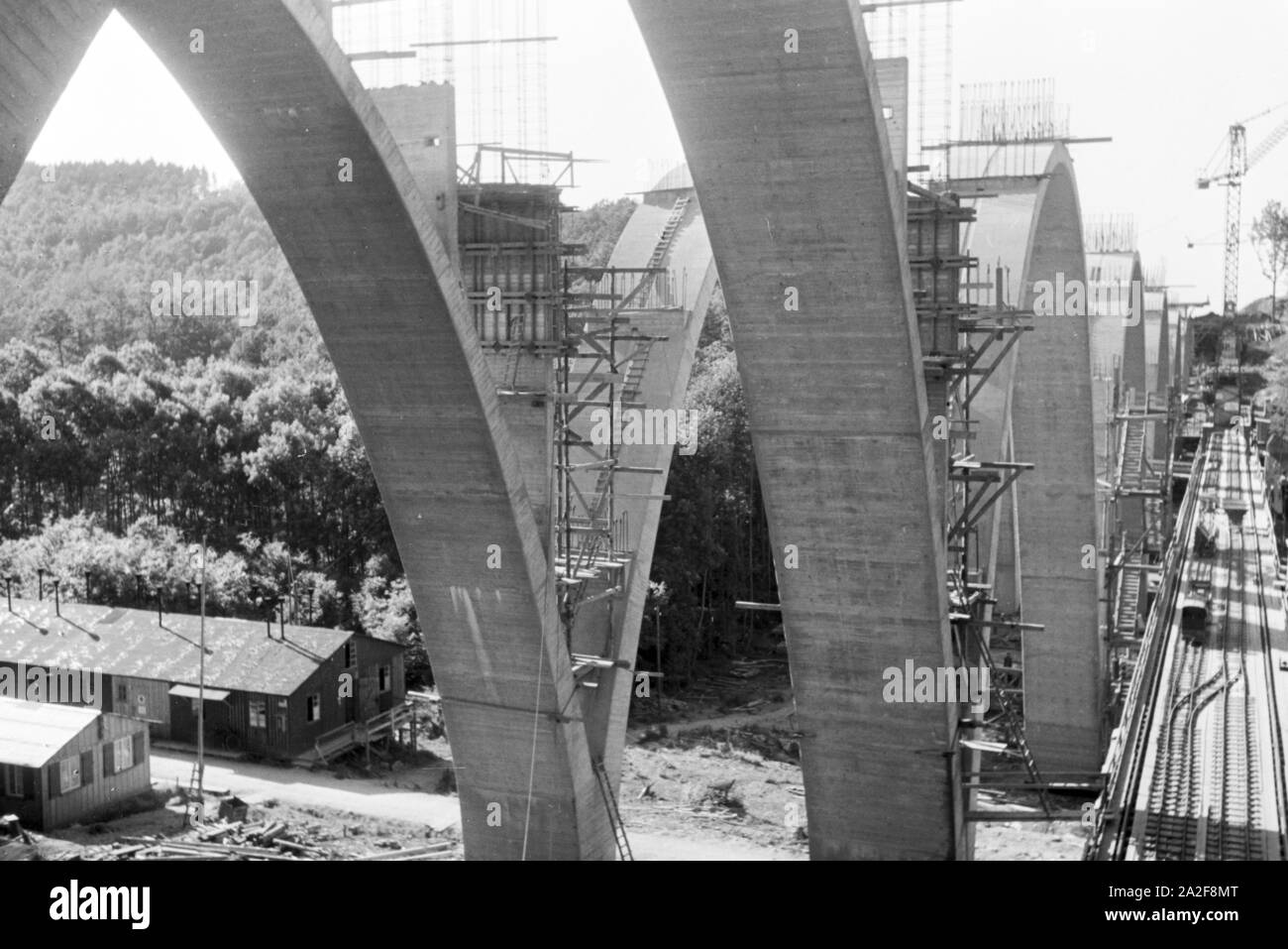 Der Bau eines neuen Eisenbahnbrücke à Stuttgart, Deutschland 1930er Jahre. La construction d'un nouveau pont ferroviaire de Stuttgart, Allemagne 1930. Banque D'Images