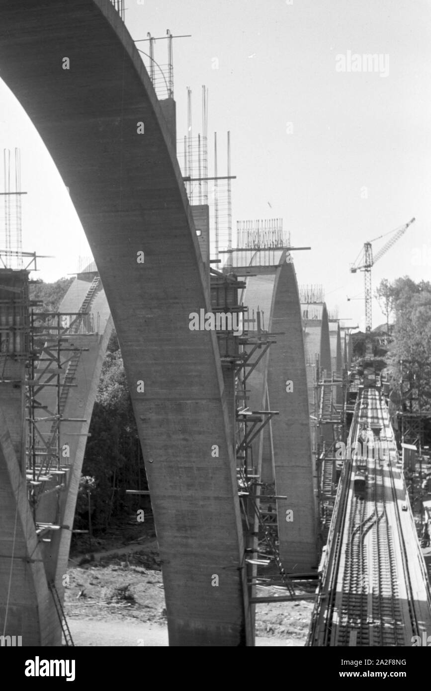 Der Bau eines neuen Eisenbahnbrücke à Stuttgart, Deutschland 1930er Jahre. La construction d'un nouveau pont ferroviaire de Stuttgart, Allemagne 1930. Banque D'Images