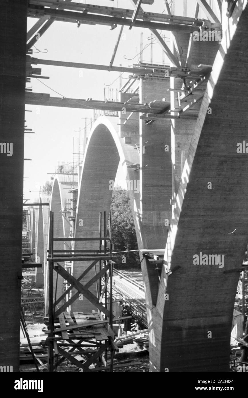 Der Bau eines neuen Eisenbahnbrücke à Stuttgart, Deutschland 1930er Jahre. La construction d'un nouveau pont ferroviaire de Stuttgart, Allemagne 1930. Banque D'Images
