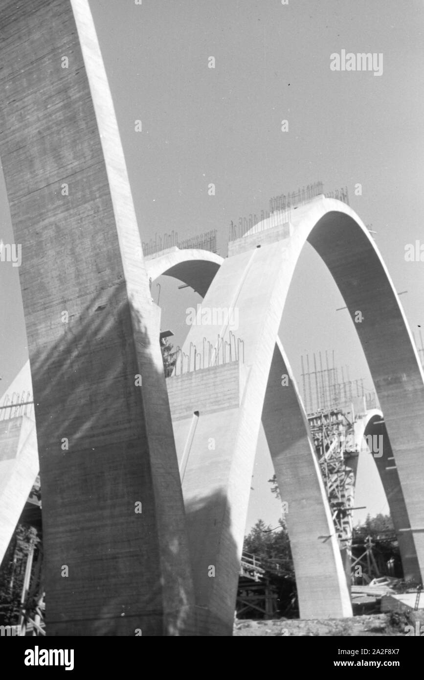 Der Bau eines neuen Eisenbahnbrücke à Stuttgart, Deutschland 1930er Jahre. La construction d'un nouveau pont ferroviaire de Stuttgart, Allemagne 1930. Banque D'Images