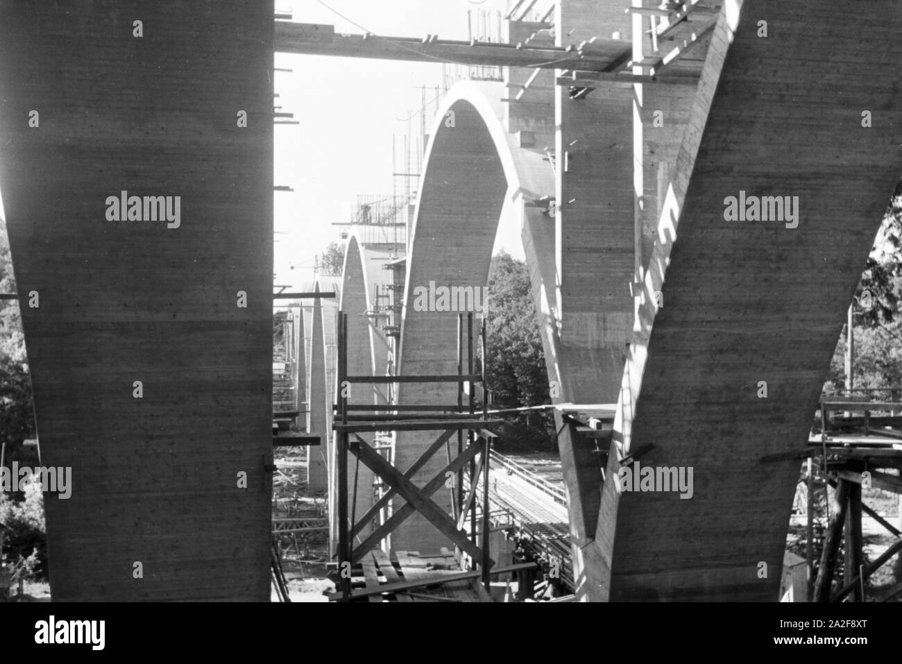 Der Bau eines neuen Eisenbahnbrücke à Stuttgart, Deutschland 1930er Jahre. La construction d'un nouveau pont ferroviaire de Stuttgart, Allemagne 1930. Banque D'Images