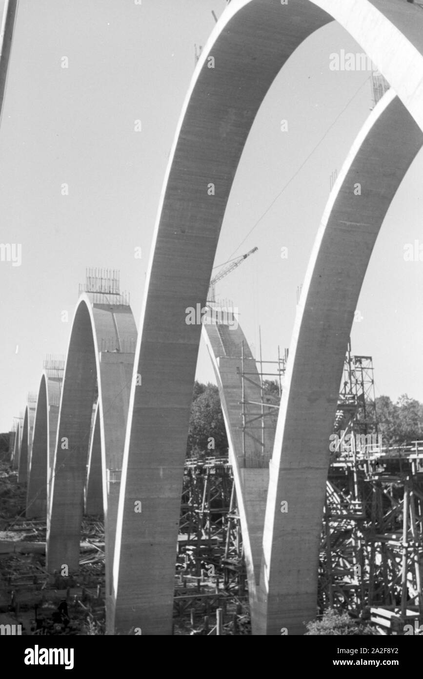 Der Bau eines neuen Eisenbahnbrücke à Stuttgart, Deutschland 1930er Jahre. La construction d'un nouveau pont ferroviaire de Stuttgart, Allemagne 1930. Banque D'Images