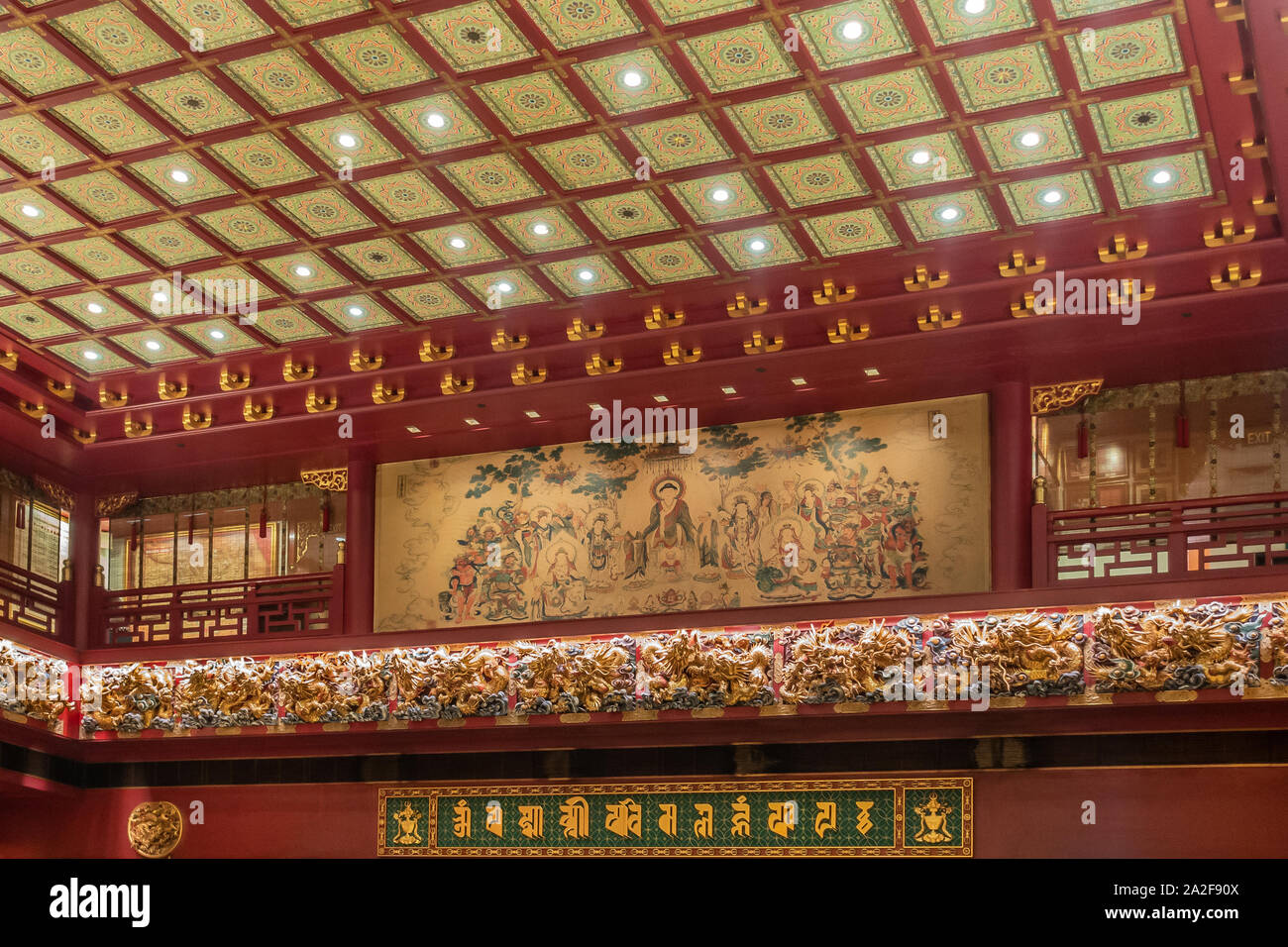 Singapour - Mars 22, 2019 : Buddha Tooth Relic Temple dans le quartier chinois. La prédication de Bouddha peinture avec ses disciples sur balcon mur au-dessus de grande salle de prière. Banque D'Images Singapour - Mars 22, 2019 : Buddha Tooth Relic Temple dans le quartier chinois. La prédication de Bouddha peinture avec ses disciples sur balcon mur au-dessus de grande salle de prière. Banque D'Images