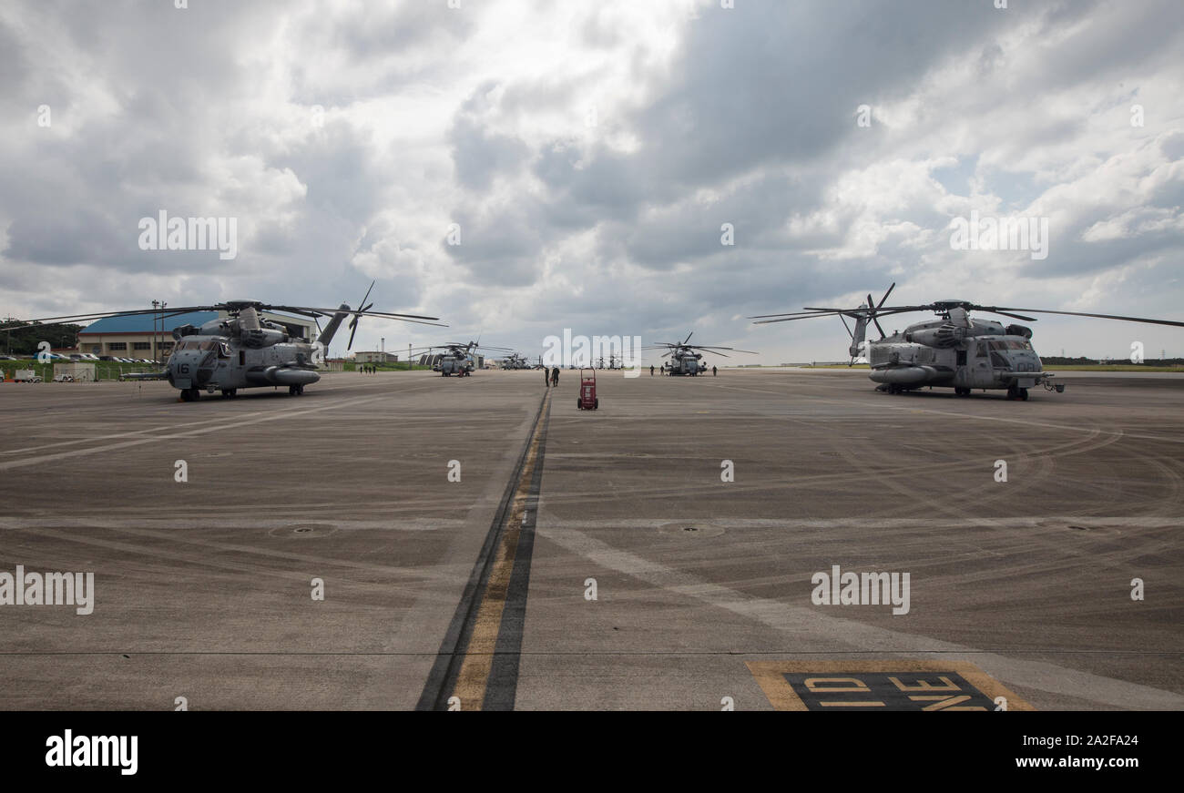 Sept CH-53E Super Etalons avec Marine 462 Escadron d'hélicoptères lourds attendent une formation de vol en commémoration de l'excellent l'entretien effectué plus de 800 jours pour parvenir à une augmentation de l'état opérationnel à bord de Futenma Marine Corps Air Station, Okinawa, Japon, 25 septembre 2019. Ce vol démontre la volonté, de la détermination et de vastes capacités de HMH-462. (U.S. Marine Corps photo par Lance Cpl. Ethan M. LeBlanc) Banque D'Images