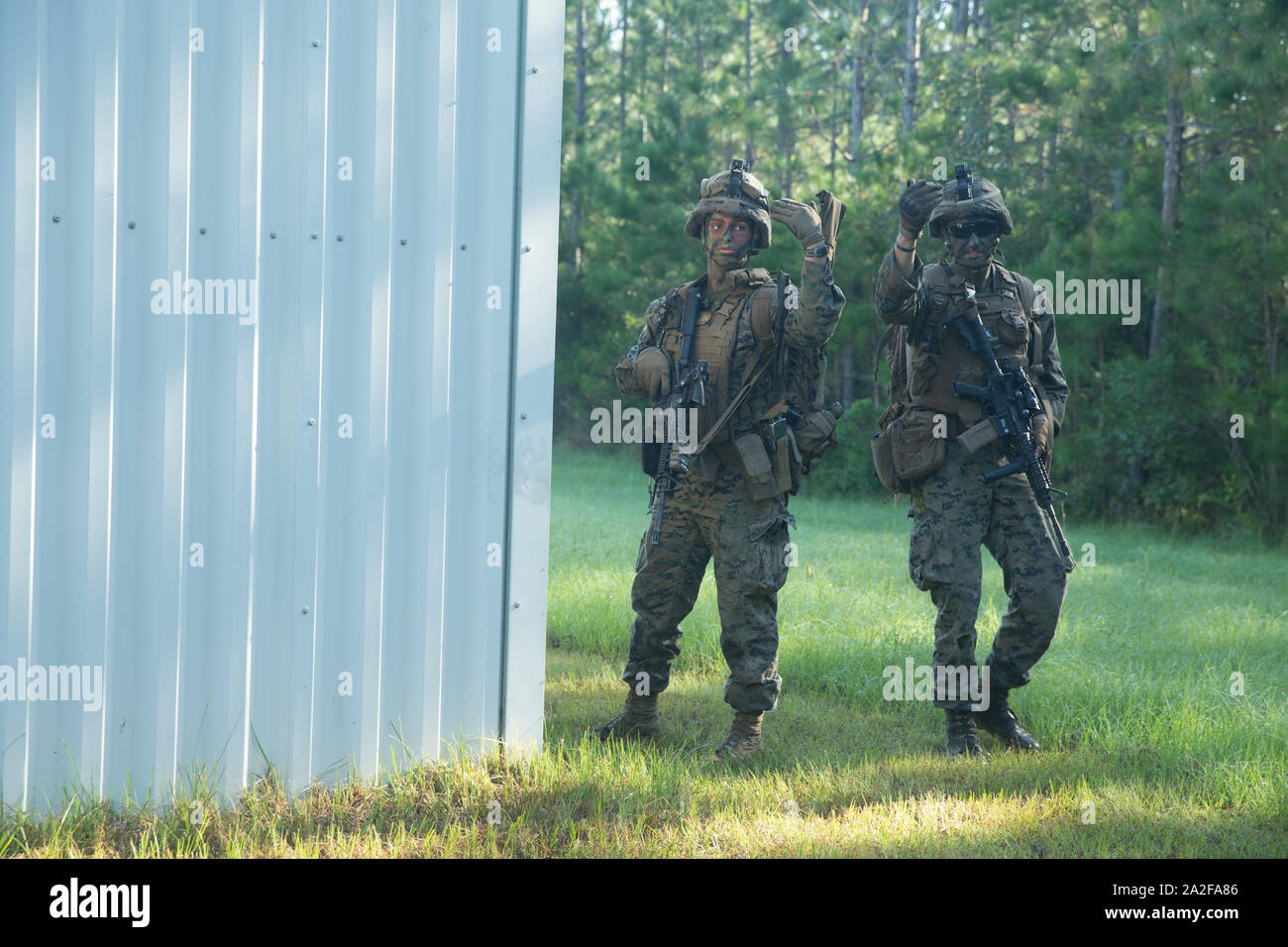 Les Marines américains avec 2e Bataillon de Génie de Combat violant la pratique techniques pendant le cours de chefs de sapeur 2-19 à Camp Lejeune, en Caroline du Nord, 22 Septembre, 2019. Les Marines dans le cadre de démolition menée à la formation de se familiariser avec les techniques de rupture explosive et maintenir les compétences tout en offrant un soutien à la mobilité des unités d'infanterie. (U.S. Marine Corps photo par le Cpl. Angel D. Travis) Banque D'Images