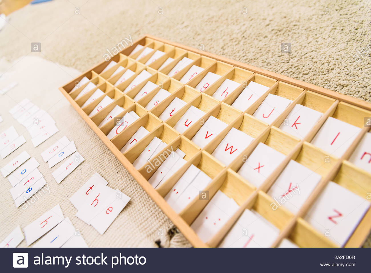Un Etudiant D Une Ecole Montessori A L Aide De Cartes Avec Des Lettres Pour Composer Des Mots Et Expressions Sur Un Tapis Photo Stock Alamy