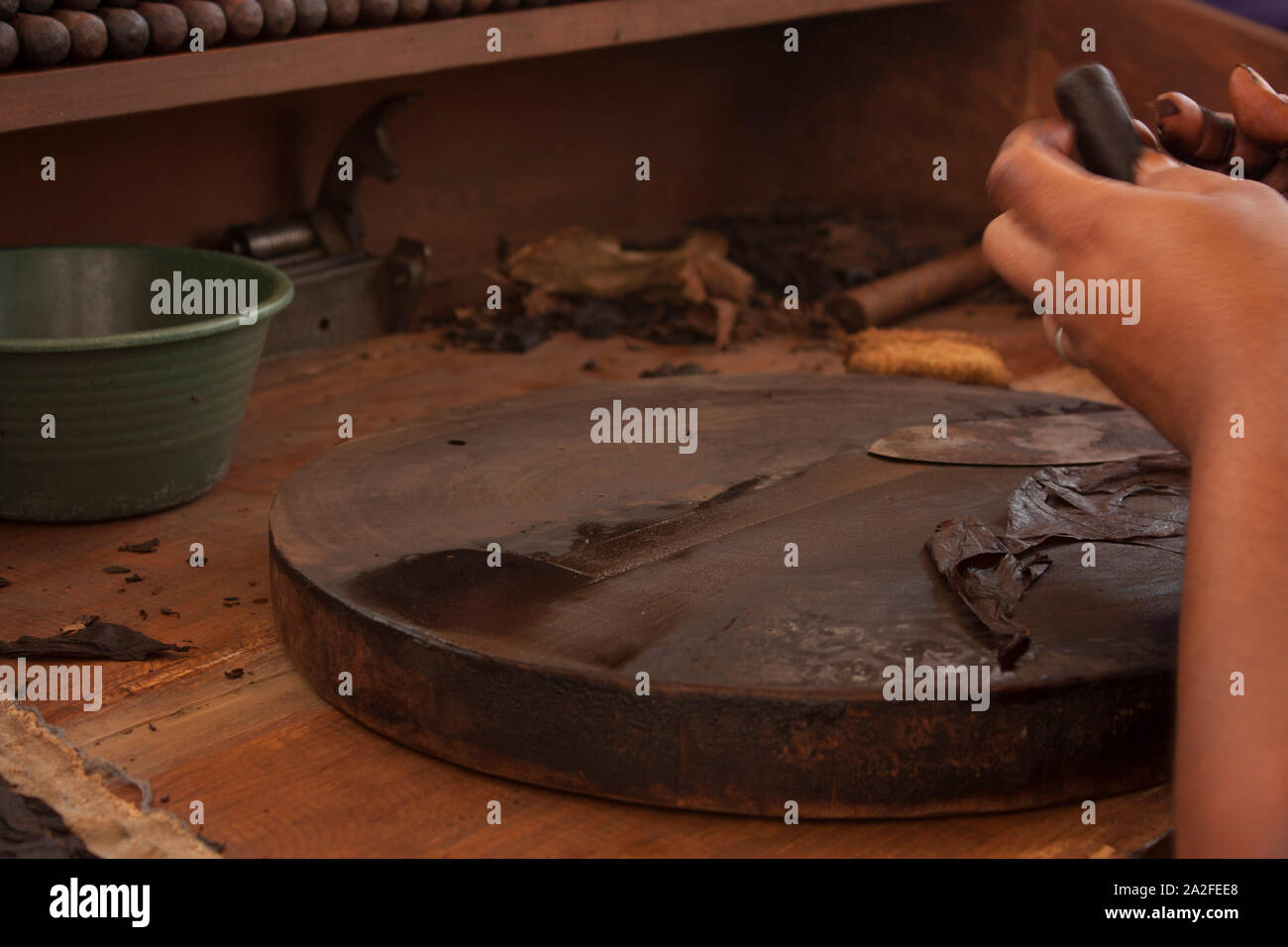 Scène avec des outils pour la confection de cigares de l'industrie du tabac fait main mains à Mexico le roulement d'un cigare, Banque D'Images