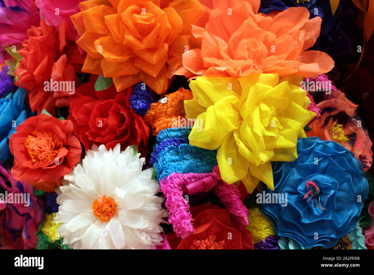 Des fleurs en papier et de Pinata mexicaine Banque D'Images