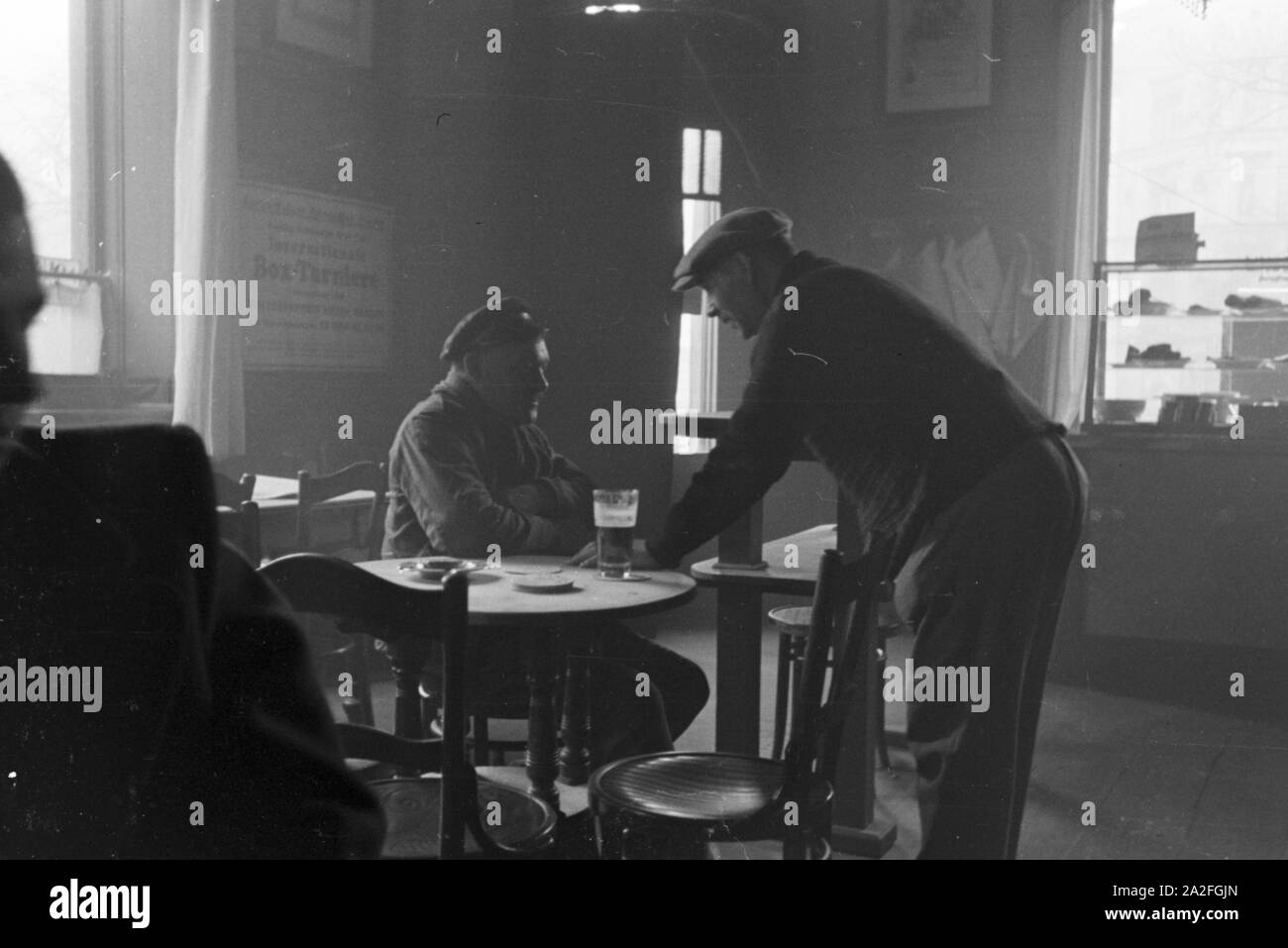 Zwei Mitarbeiter einer Druckerei, die mit der Firma HOMME Feierabendgetränk arbeitet bei einem, dans der Kantine, Deutschland 1930 er Jahre. Deux employés d'une imprimerie, c'est avec l'aide d'appareils produits par l'entreprise l'homme, avoir un verre après le travail à la cantine, de l'Allemagne des années 1930. Banque D'Images