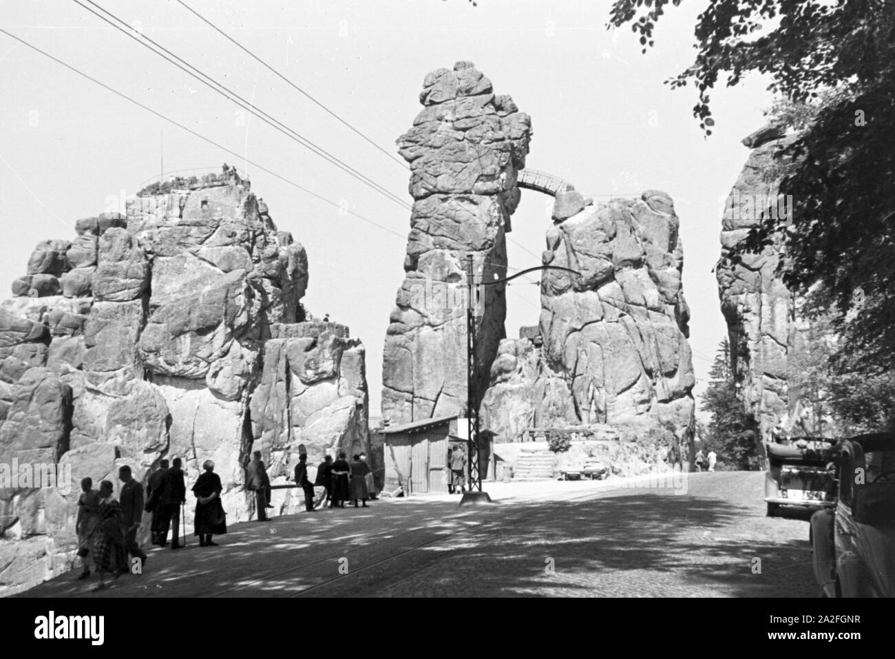 Die Externsteine, une Felsformation, im Teutoburger Wald, Deutschland 1930 er Jahre. Les Externsteine, une formation rocheuse, dans la forêt de Teutoburg, Allemagne 1930. Banque D'Images
