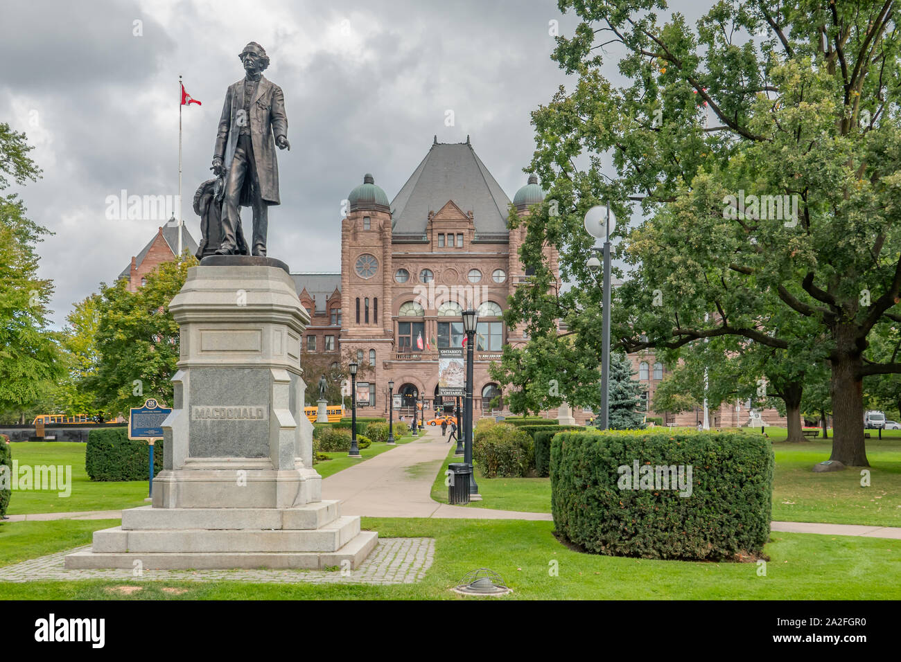 Vue de l'avant de l'assemblée législative de l'Ontario et le Queens Park à Toronto (Ontario) Canada. Banque D'Images