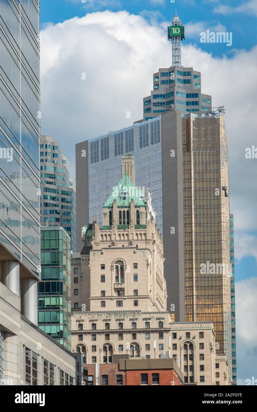 Une fois que le bâtiment le plus haut de l'Empire britannique, l'hôtel Royal York est éclipsé par le nombre de tours de bureaux au centre-ville de Toronto. Banque D'Images