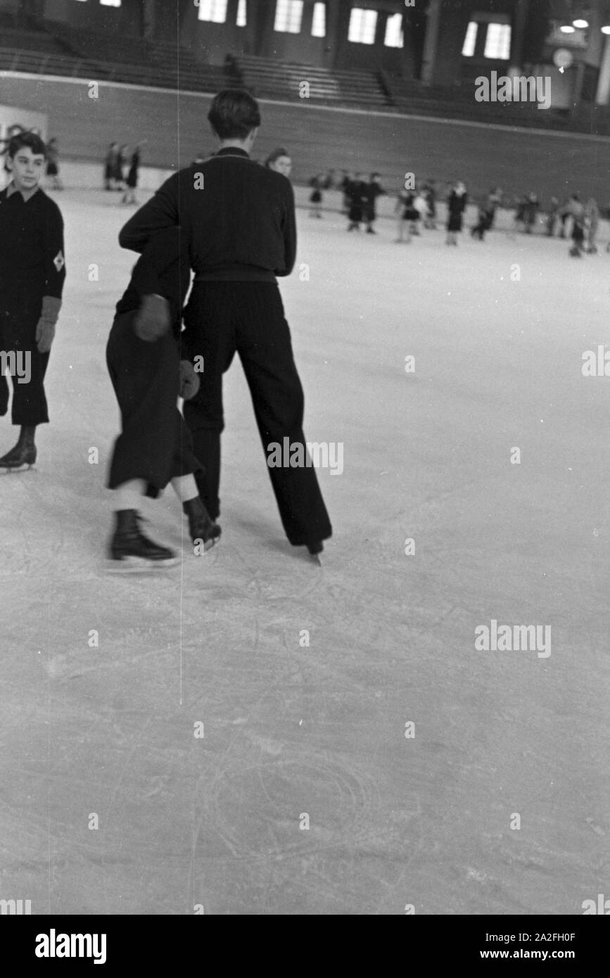 Eiskunstläufer Olympiasieger und der Karl Schäfer beim Training von der Gruppe Hitlerjugend einem Dortmunder Eisstadion, Deutschland 1930er Jahre. Le figureskater et champion olympique autrichien Karl Schäfer lors d'une formation d'un groupe de membres de la jeunesse hitlérienne dans un stade de glace à Dortmund, Allemagne, 1930. Banque D'Images