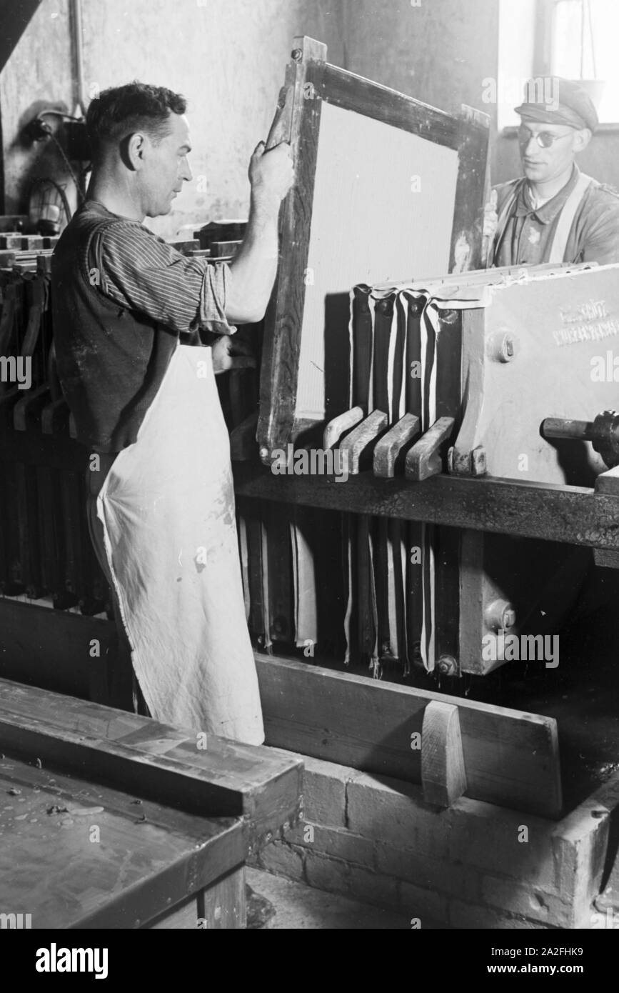 Keramiker der Staatlichen Porzellanmanufaktur sortieren Berlin für den Schrühbrand Keramikplatten rohe, Deutschland 1930 er Jahre. Céramistes de l'État la collecte matières Porcelaine Berlin Manufacture plaques en céramique pour le tir en biscuit, Allemagne 1930. Banque D'Images