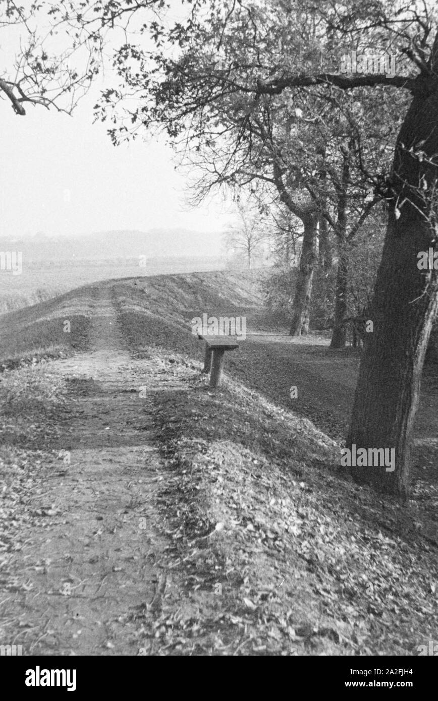 Un Uferlandschaft einem Voir, Deutschland 1930 er Jahre. Lac avec un port, Allemagne 1930. Banque D'Images