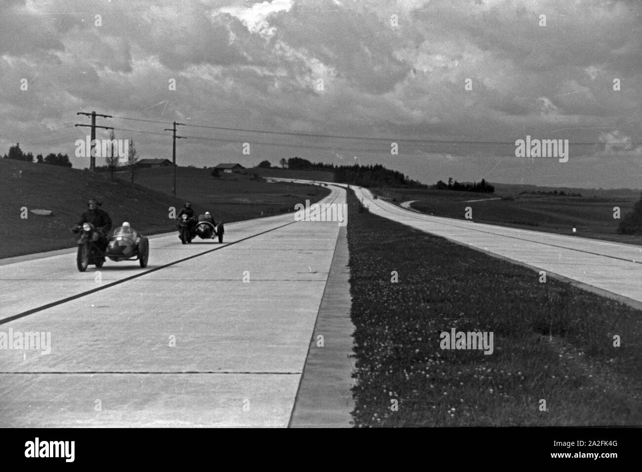 Unterwegs auf der Reichsautobahn, Deutschland 1930 er Jahre. En tournée à l'autoroute Reichsautobahn, Allemagne 1930. Banque D'Images