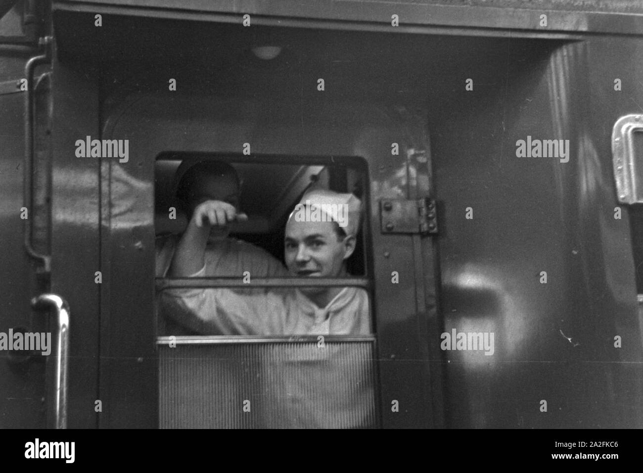Von Speisewagens personnels Mitropa, Deutschland 1930 er Jahre. Personnel d'une voiture-restaurant MITROPA, Allemagne 1930. Banque D'Images