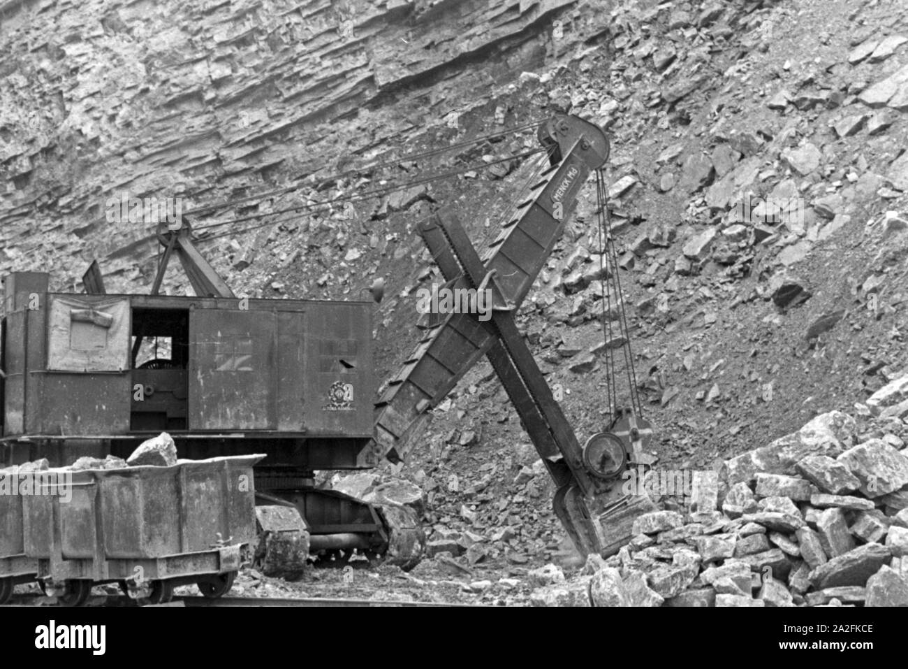 Bagger zum Abbau von Kalksandstein im Steinbruch Rüdersdorf bei Berlin, Deutschland 1930er Jahre. Power Shovel pour diging calcaire à la fosse dans Ruedesdorf, près de Berlin, Allemagne 1930. Banque D'Images