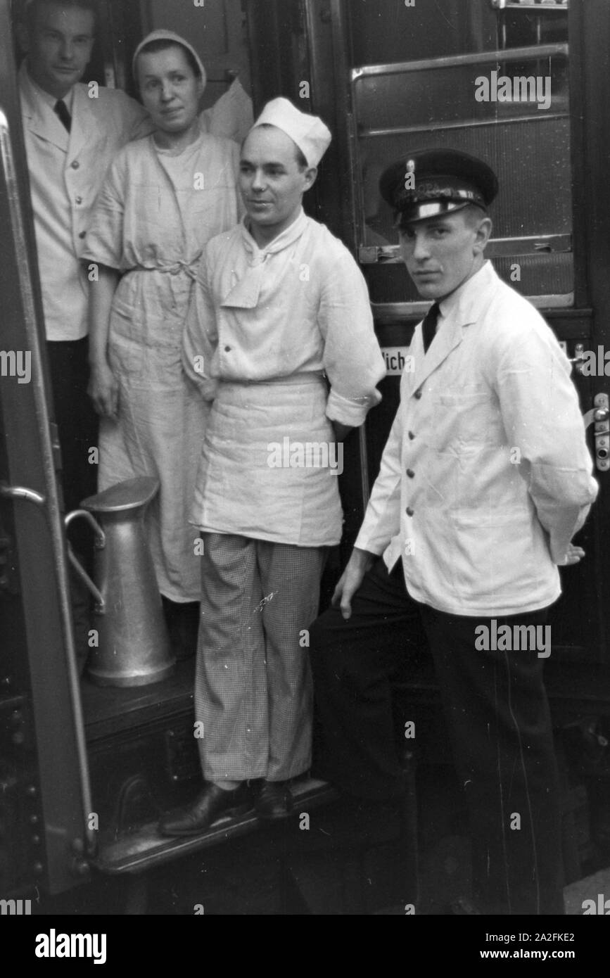Von Speisewagens personnels Mitropa, Deutschland 1930 er Jahre. Personnel d'une voiture-restaurant MITROPA, Allemagne 1930. Banque D'Images