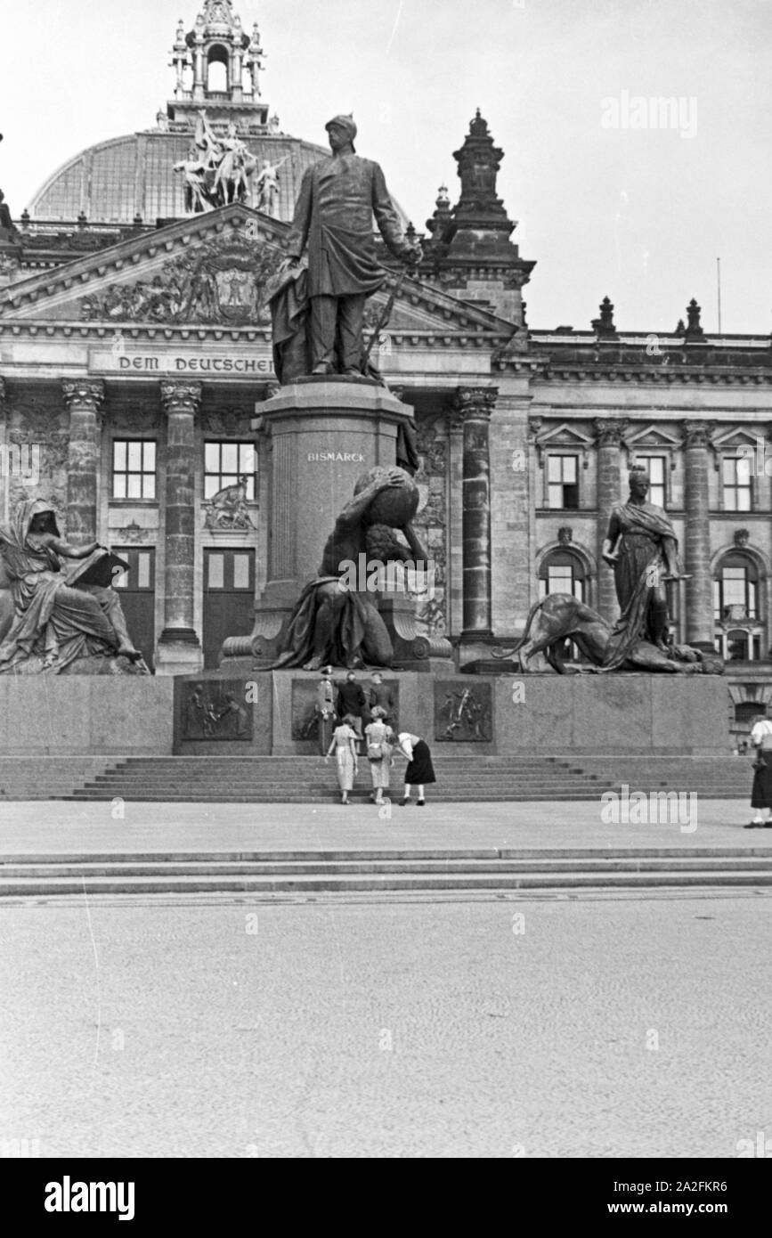 Bismarckstatue vor dem Reichstag à Berlin, Deutschland 1930er Jahre. Bismarck monument situé en face du Reichstag (Parlement européen à Berlin, Allemagne 1930. Banque D'Images